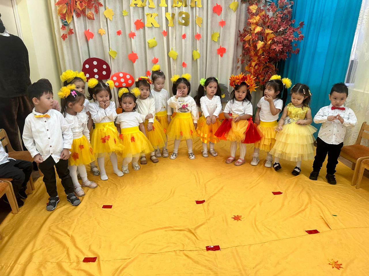 01.11.2023ж. ортаңғы "Гүлдер" тобында күзге арналған ертеңгілік кешінен Тәрбиешілер: Ибрашева Б.Ш. Мауленова М.Т. Музыка жетекшісі: Шәріпов Ғ.И.