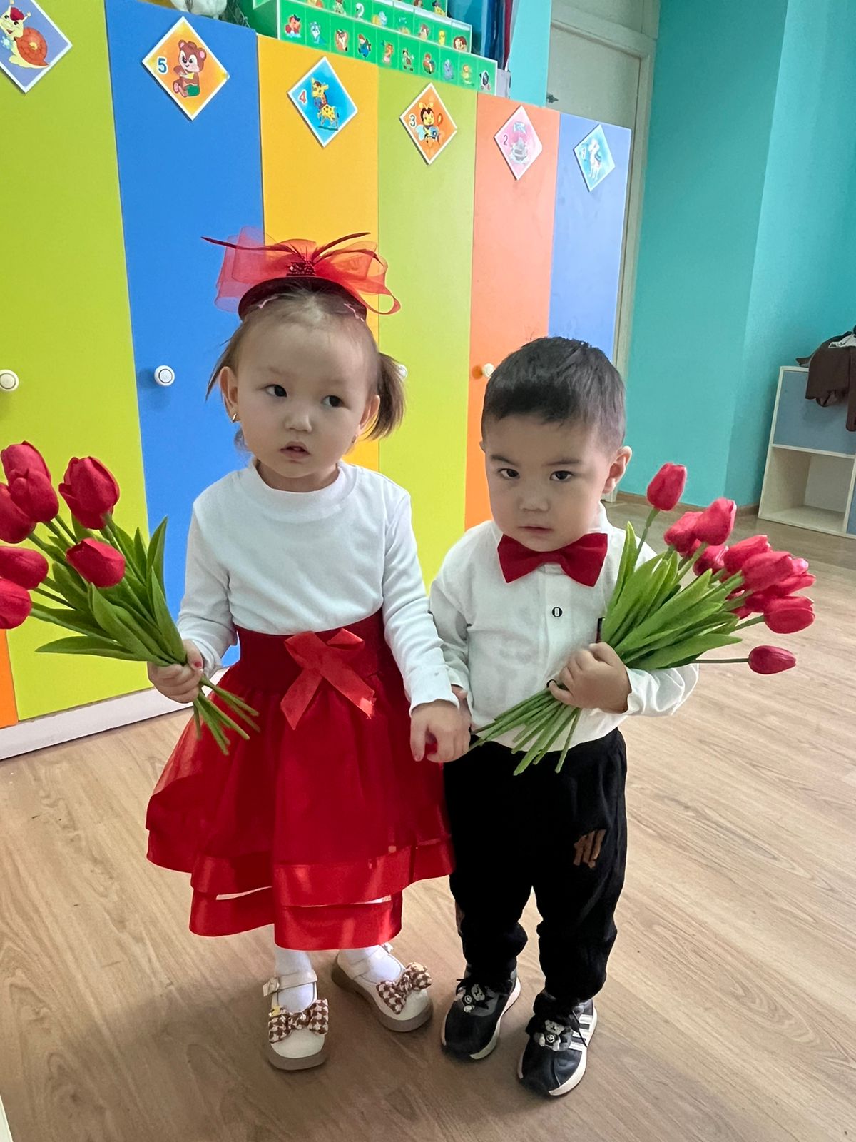 Кіші "Күншуақ" тобы аналарын әдемі гүл шақтарымен, әуезді әндерімен ертеңгілік сыйлады