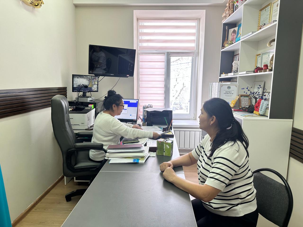 Ата-аналармен кеңес, меңгерушіге сұрақтарымен келіп, сұрақтарына жауап алуда